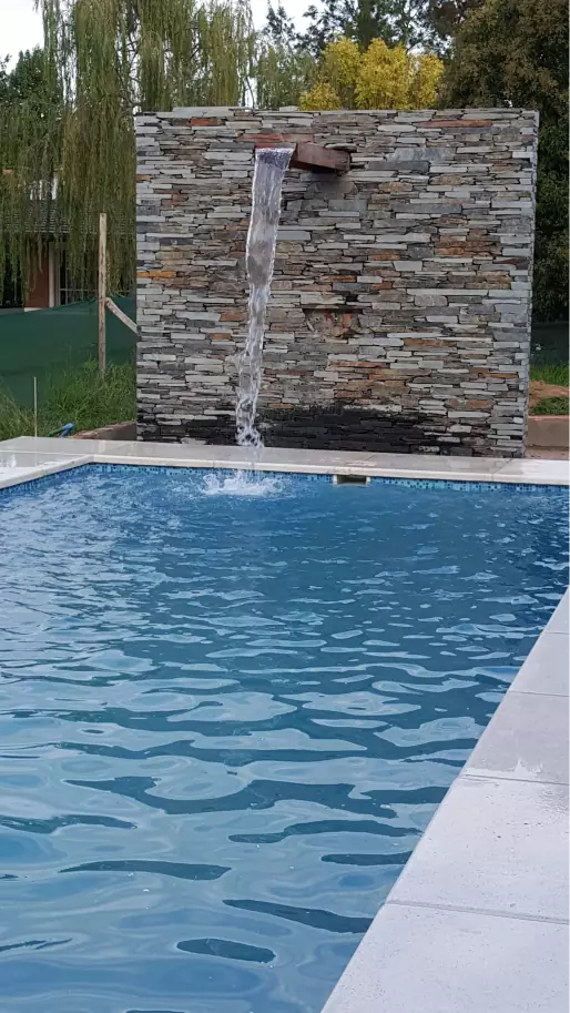 Piscina revestida con venecitas