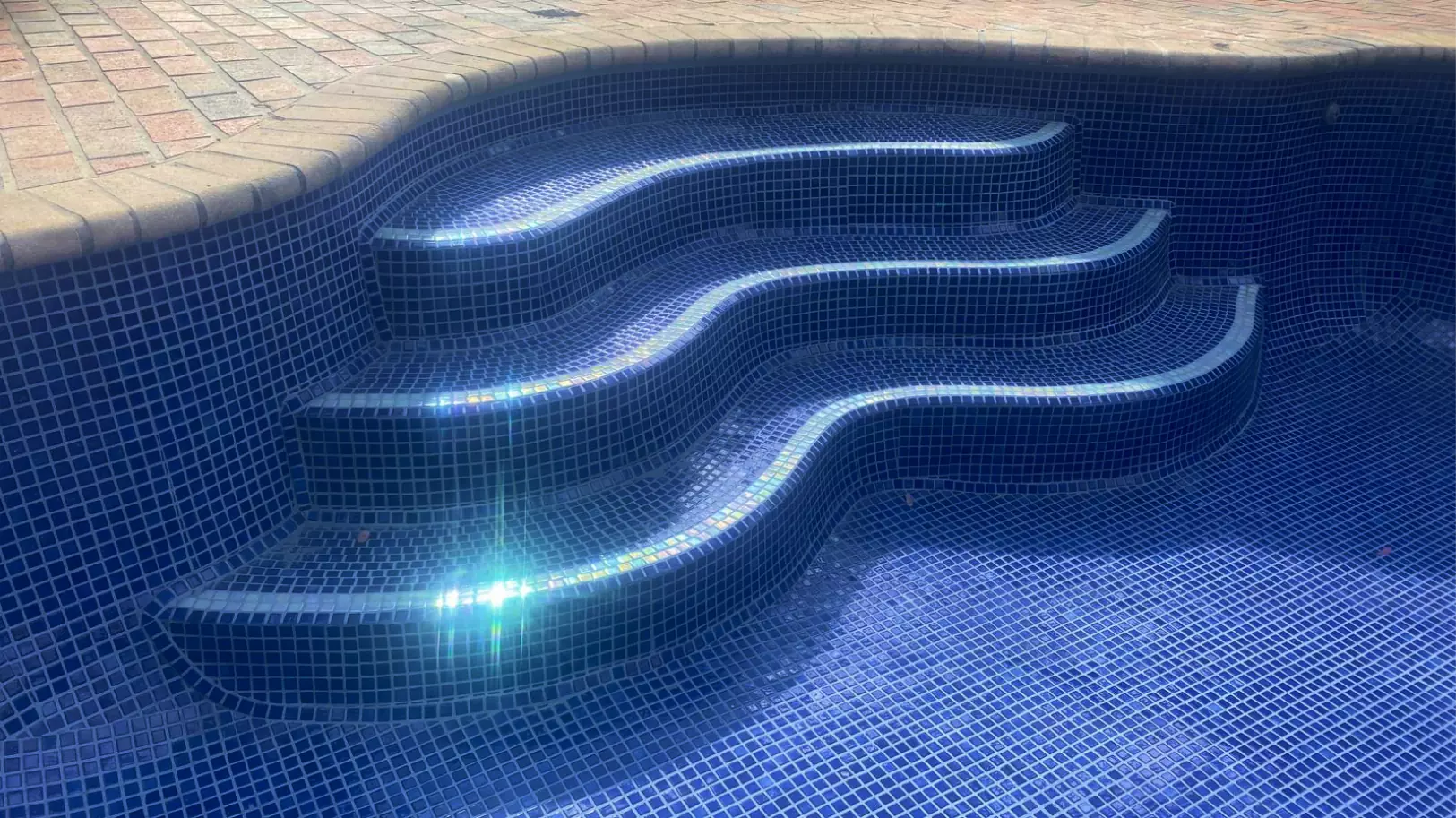 Piscina revestida con venecitas