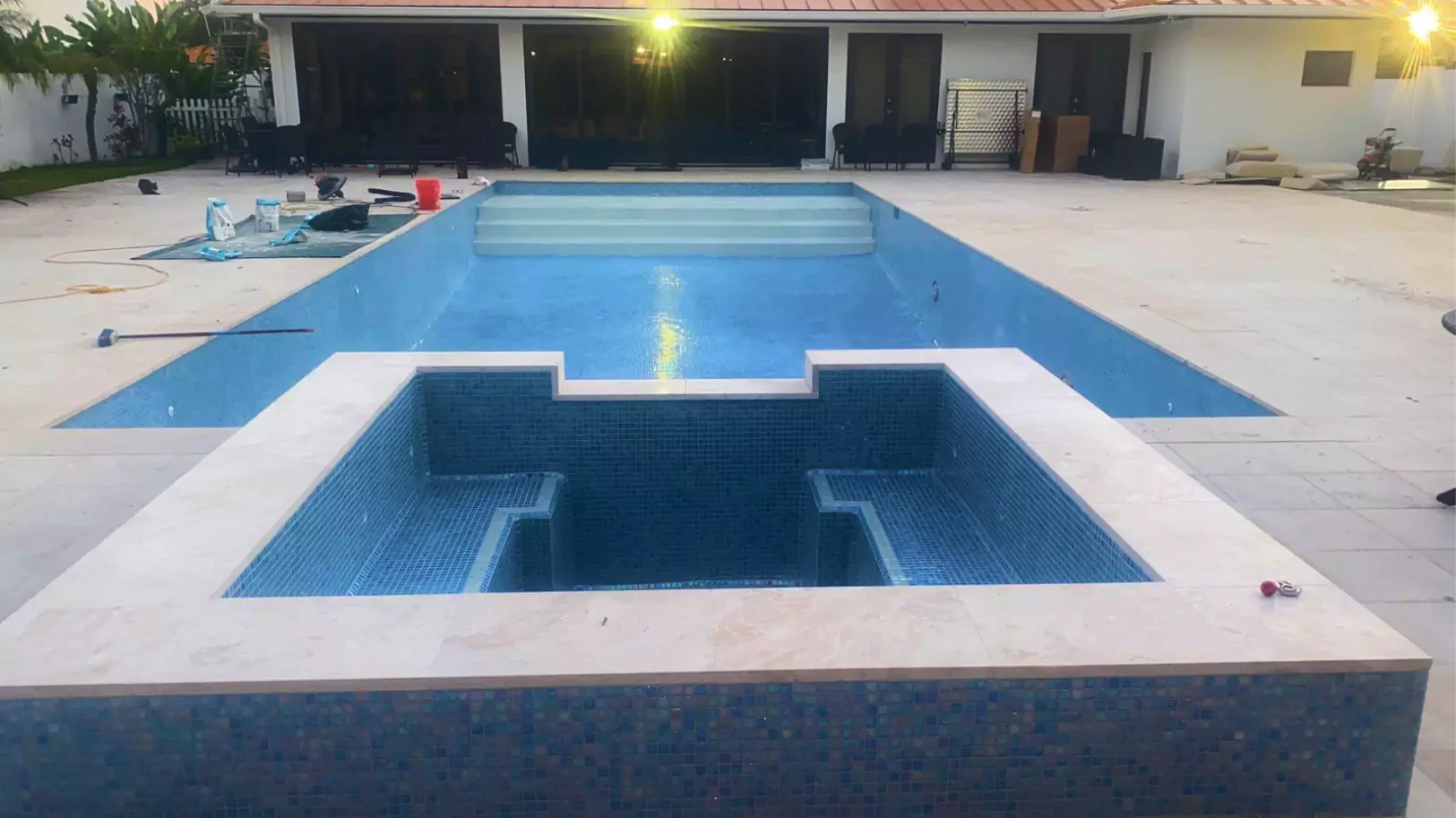 Piscina revestida con venecitas